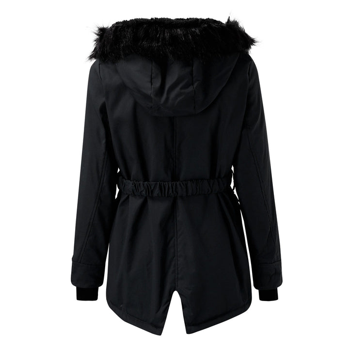 Rückansicht einer schwarzen Winterjacke mit Fellkapuze und elastischem Bund