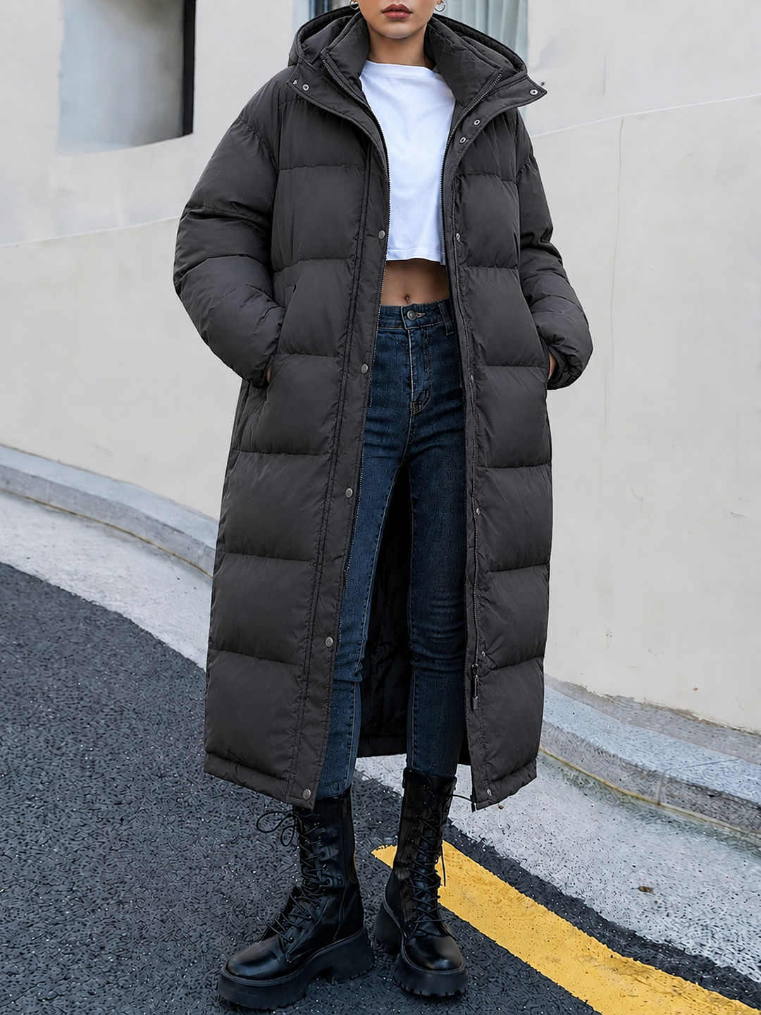 Langer Steppmantel in Anthrazit mit Kapuze und Reißverschluss, Streetstyle-Look