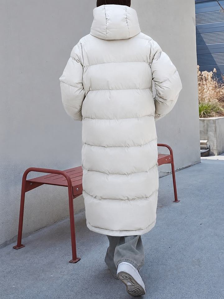 Rückansicht einer cremeweißen Daunenjacke mit Kapuze in maxi Länge