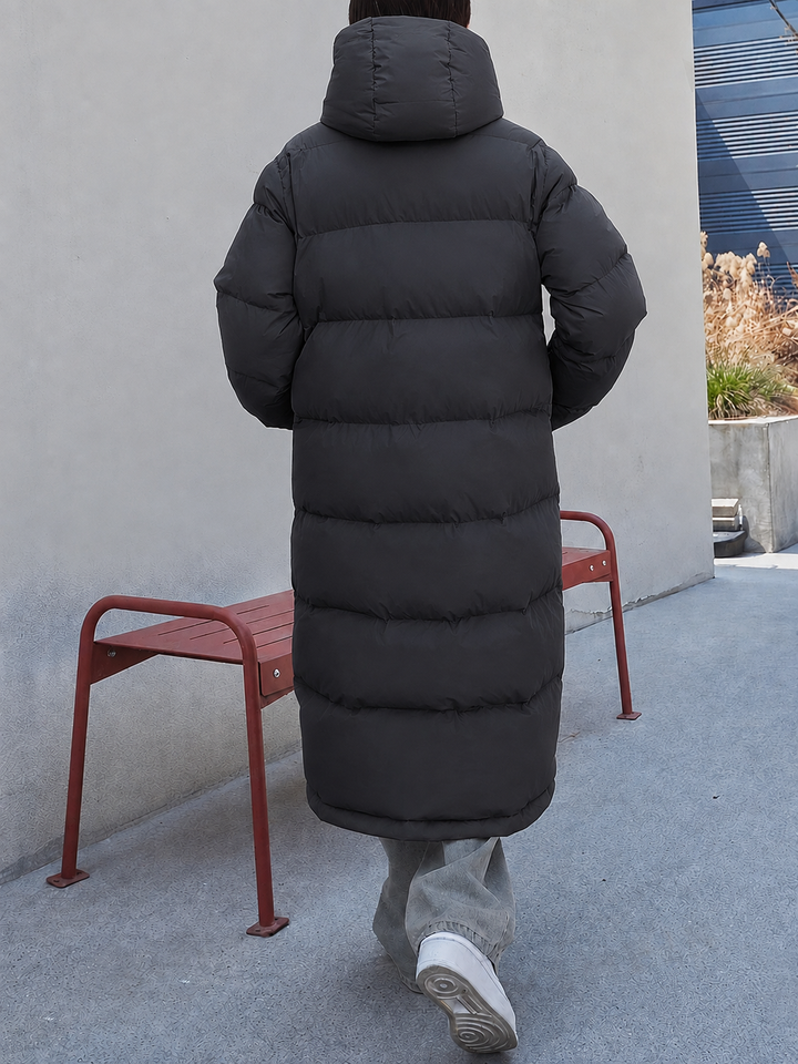 Rückansicht einer schwarzen langen Daunenjacke mit Kapuze und Steppdesign