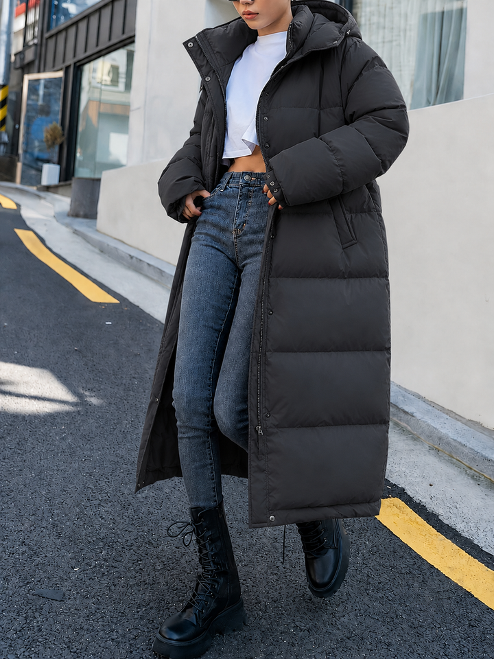 Schwarzer Daunenmantel mit Kapuze und Reißverschluss, im Streetstyle kombiniert