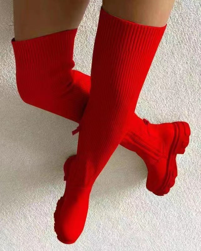 Rote Overknee-Boots mit Strickschaft und auffälliger Plateausohle