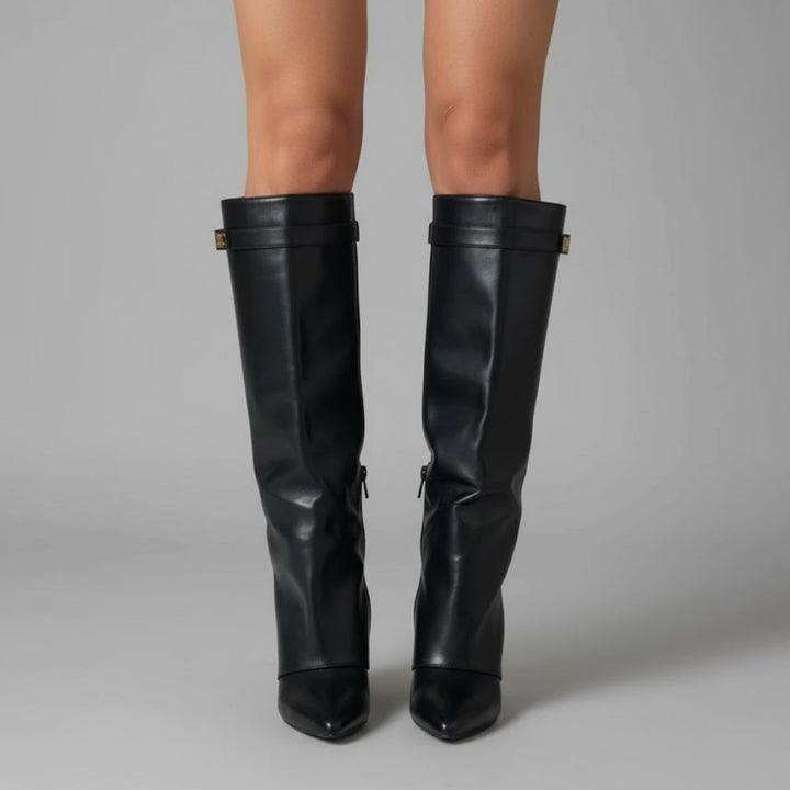 Schwarze Lederstiefel mit spitzer Zehenform und Schnalle am Schaft