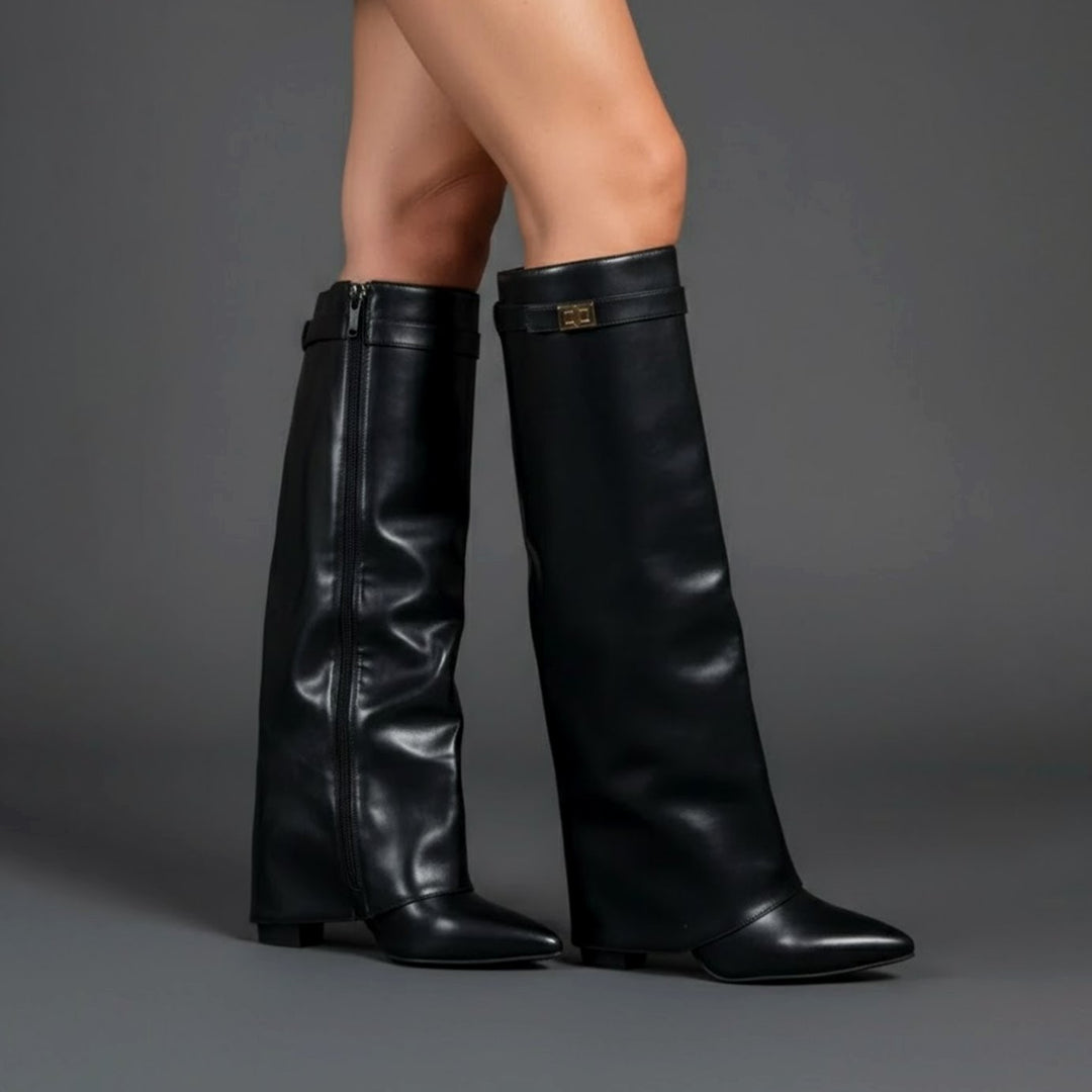 Schwarze Overknee Stiefel aus Kunstleder mit Reißverschluss seitlich getragen