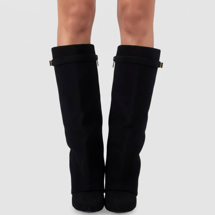 Overknee Stiefel schwarz mit spitzer Zehenform und Schnallendetail frontal