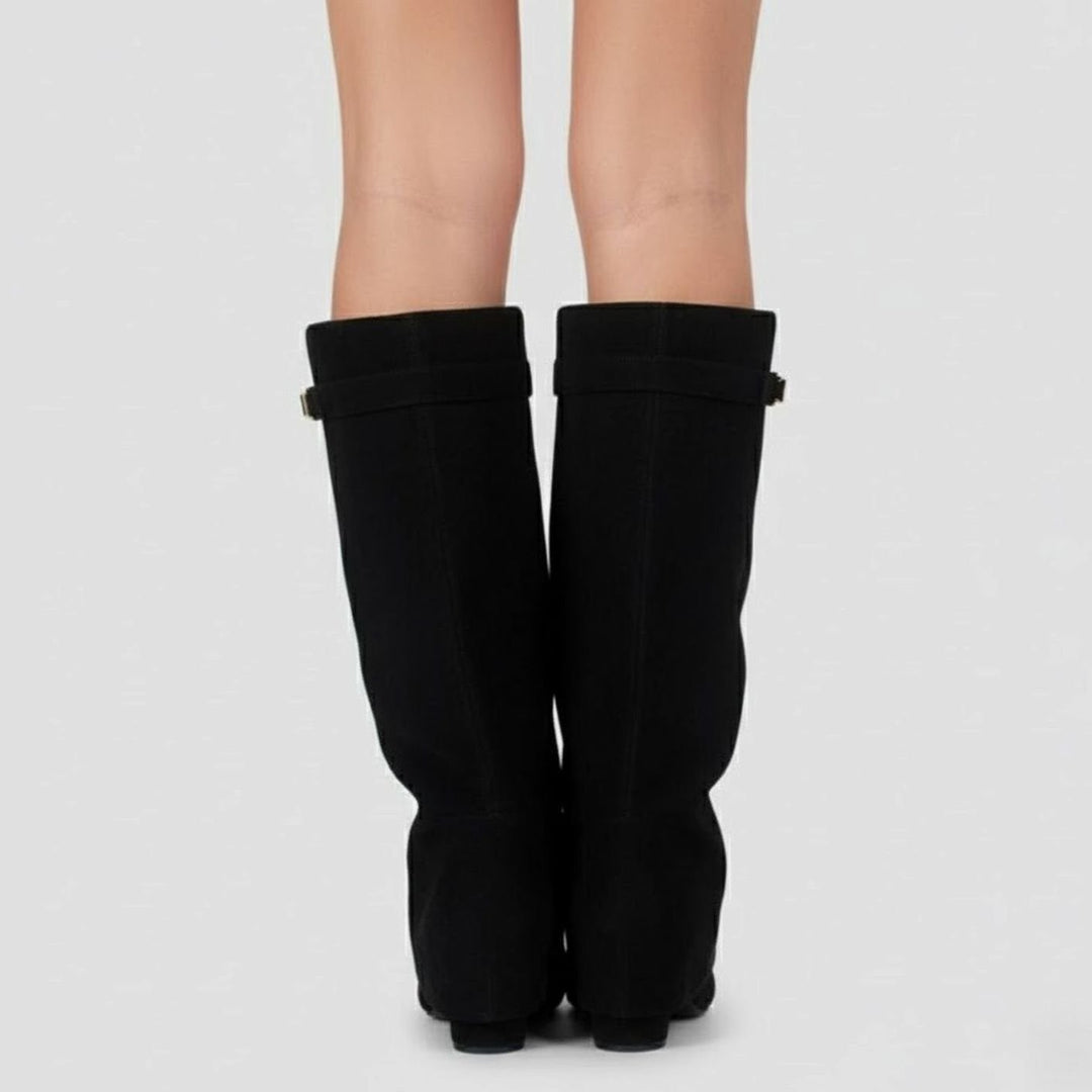 Rückansicht schwarzer Wildleder Stiefel mit Reißverschluss und Blockabsatz