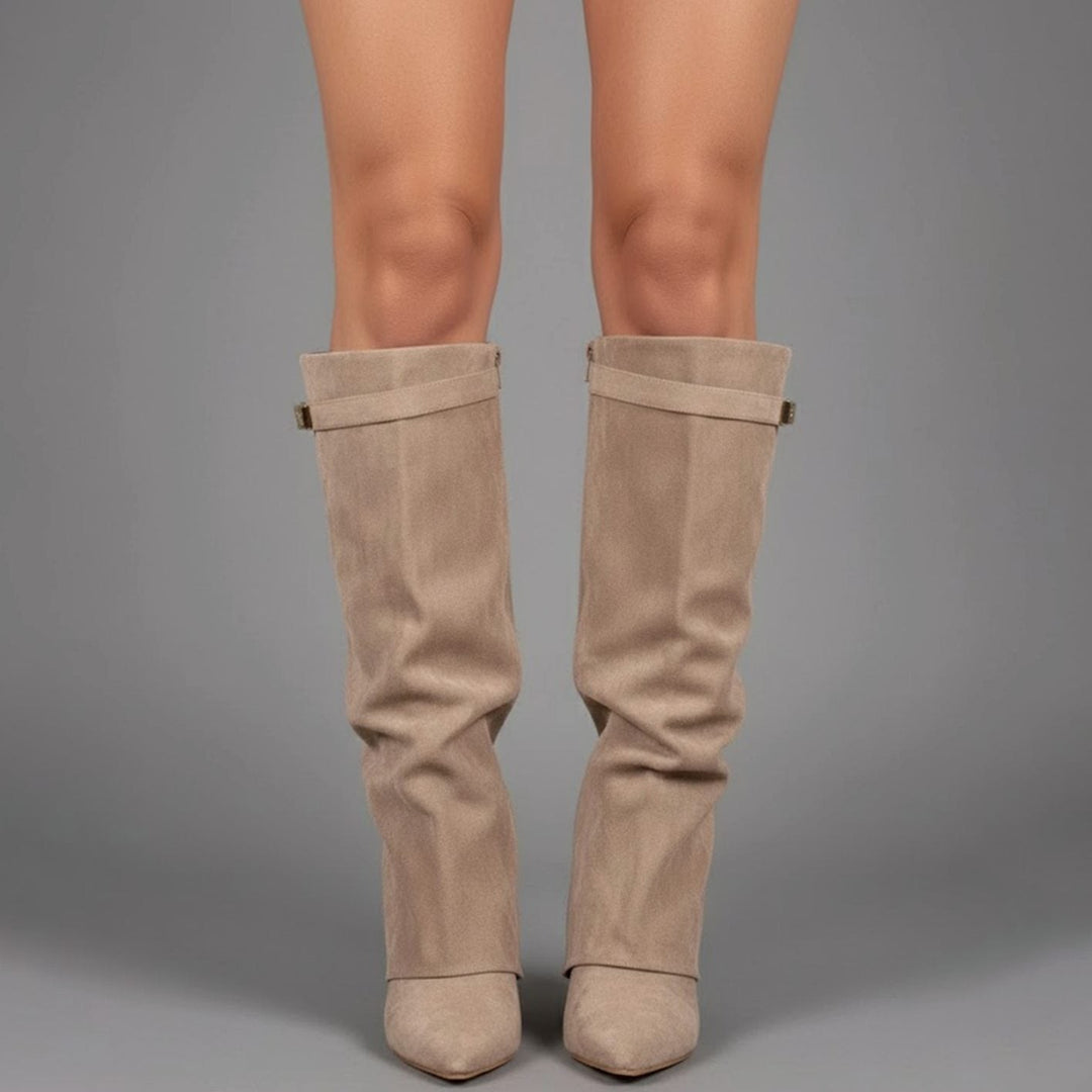 Beige Overknee Stiefel aus Wildleder mit spitzer Schuhspitze frontal