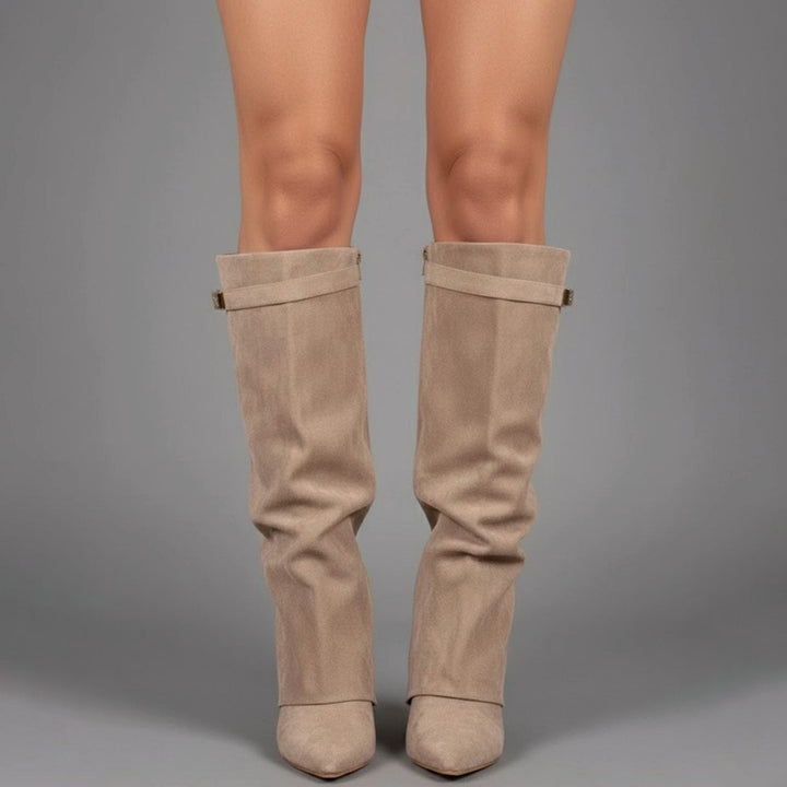 Beige Overknee Stiefel aus Wildleder mit spitzer Schuhspitze frontal