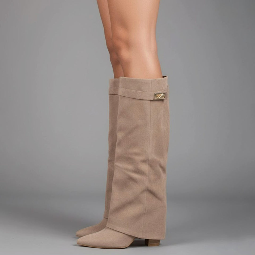 Beige Wildleder Stiefel mit umgeschlagenem Schaft und goldener Schnalle seitlich