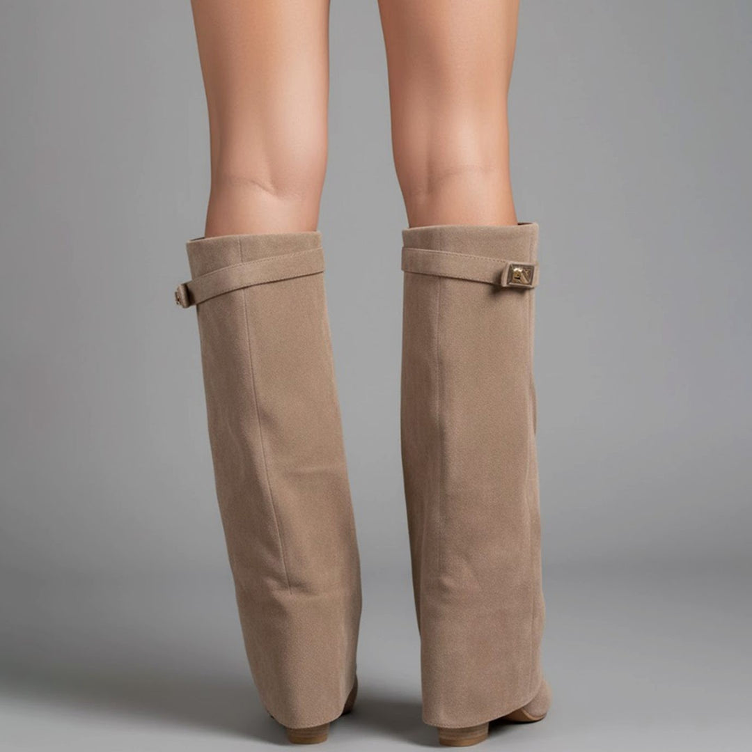 Rückansicht beiger Overknee Stiefel mit Schnalle und Blockabsatz