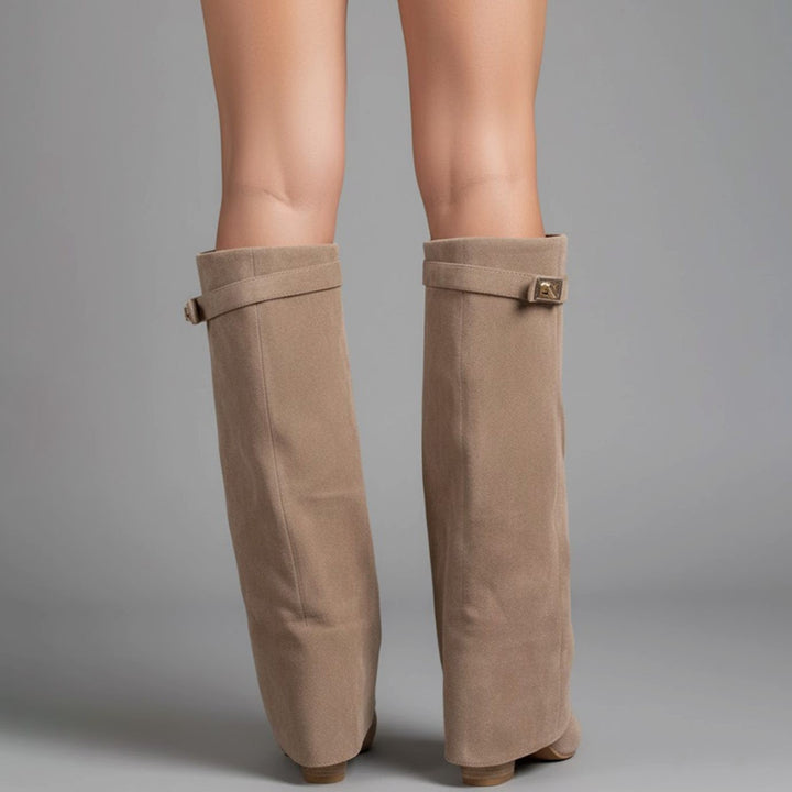 Rückansicht beiger Overknee Stiefel mit Schnalle und Blockabsatz