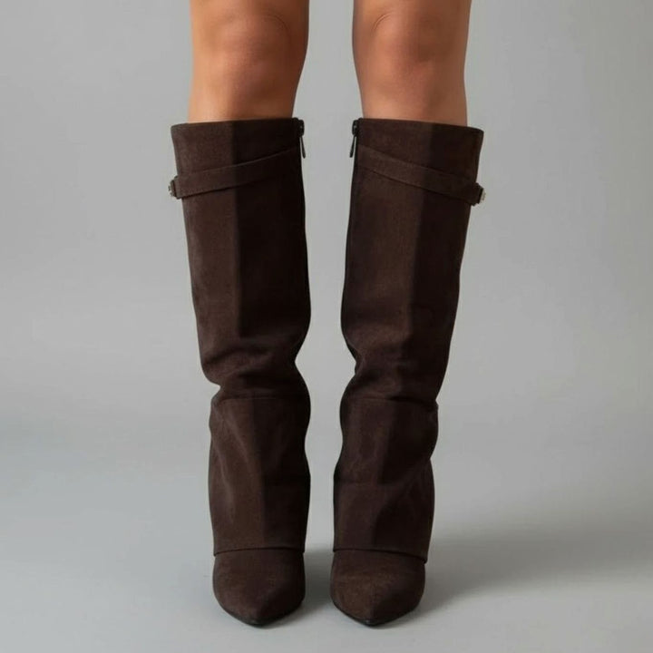 Braune Wildleder Overknee Stiefel mit spitzer Zehenpartie frontal