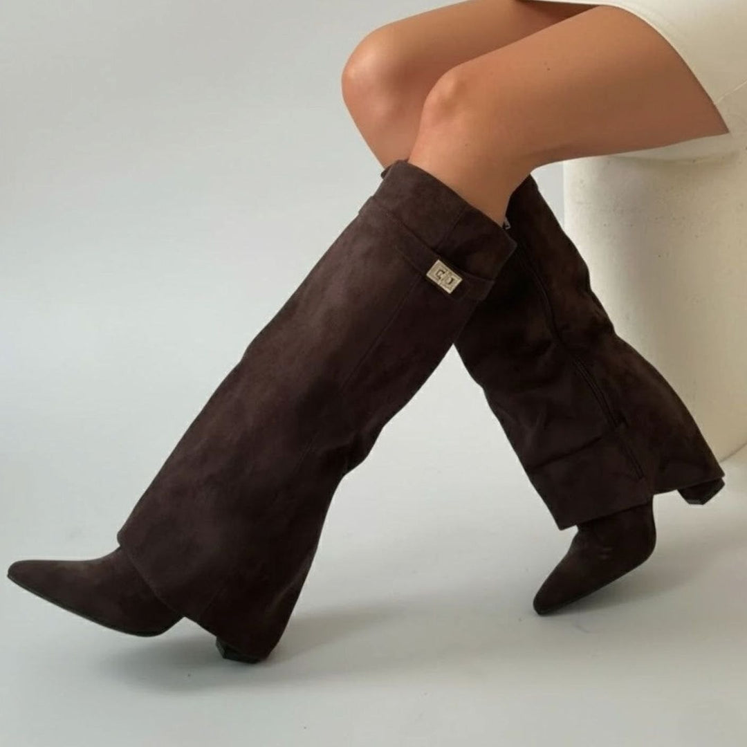 Dunkelbraune Stiefel mit Schnallendetail und Wildlederoptik im Schritt