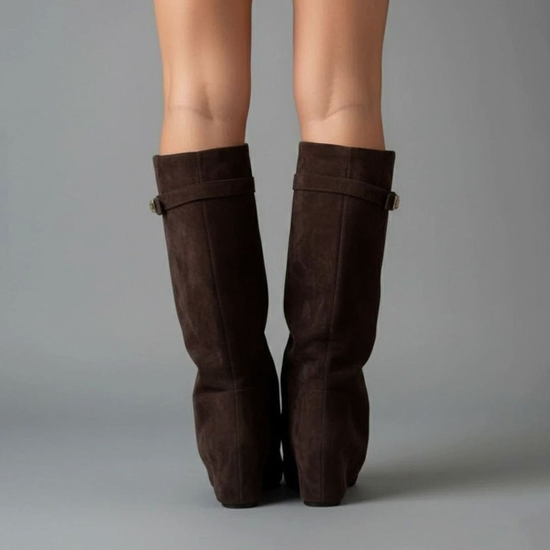 Rückansicht brauner Wildleder Overknee Stiefel mit Schnalle und Absatz