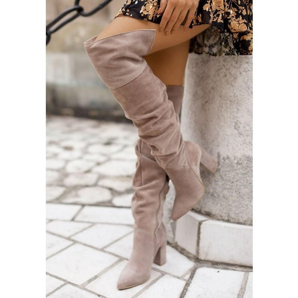 Beige Overknee-Stiefel aus Wildleder mit gerafftem Schaft und Blockabsatz