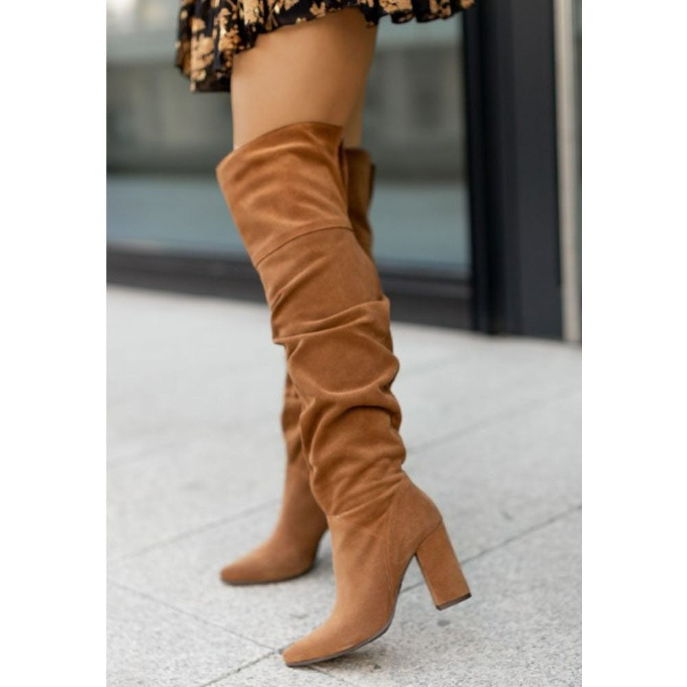 Cognacfarbener Overknee-Schlupfstiefel aus Wildleder mit spitzer Zehenpartie