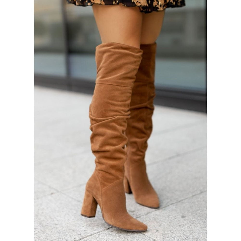 Cognacbrauner Overknee-Stiefel mit gerafftem Wildleder-Schaft und hohem Absatz