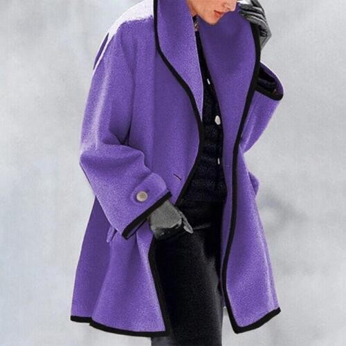 Violette Wollmantel mit schwarzer Borte und ausgestelltem Saum