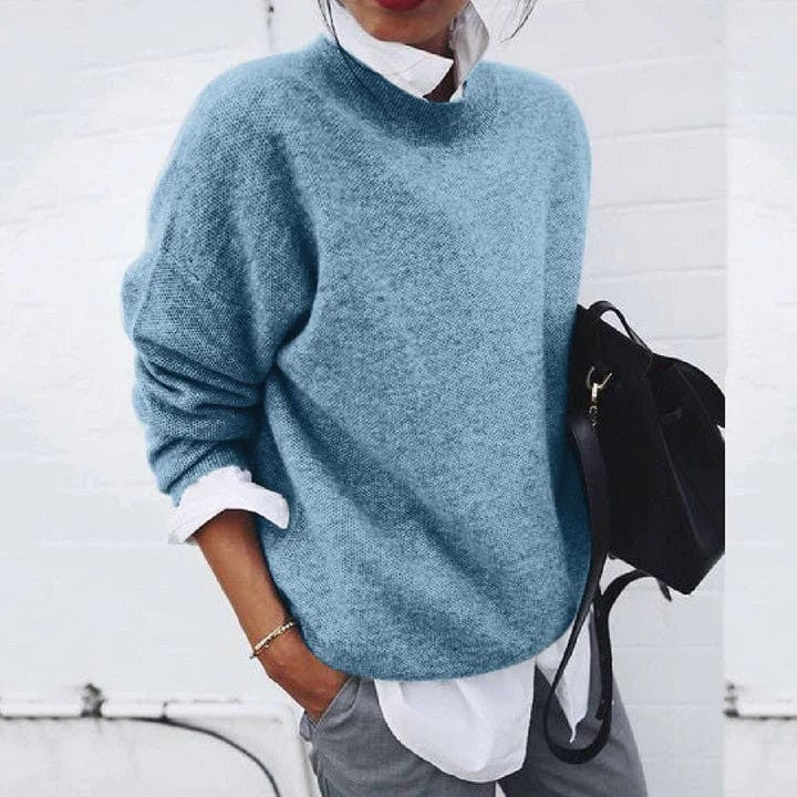 Hellblauer Oversize-Pullover mit Stehkragen über weißem Hemd kombiniert