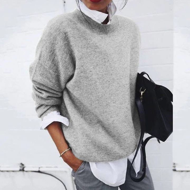 Grauer Strickpullover im Oversize-Schnitt mit weißem Hemdkragen