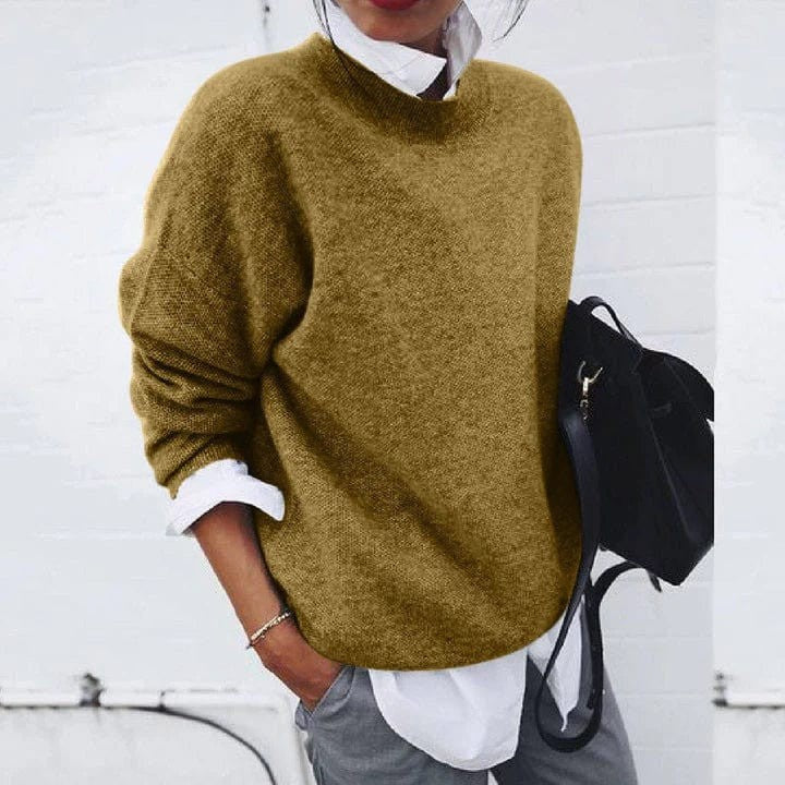Senfgelber Strickpullover im lässigen Oversize-Look mit Hemd