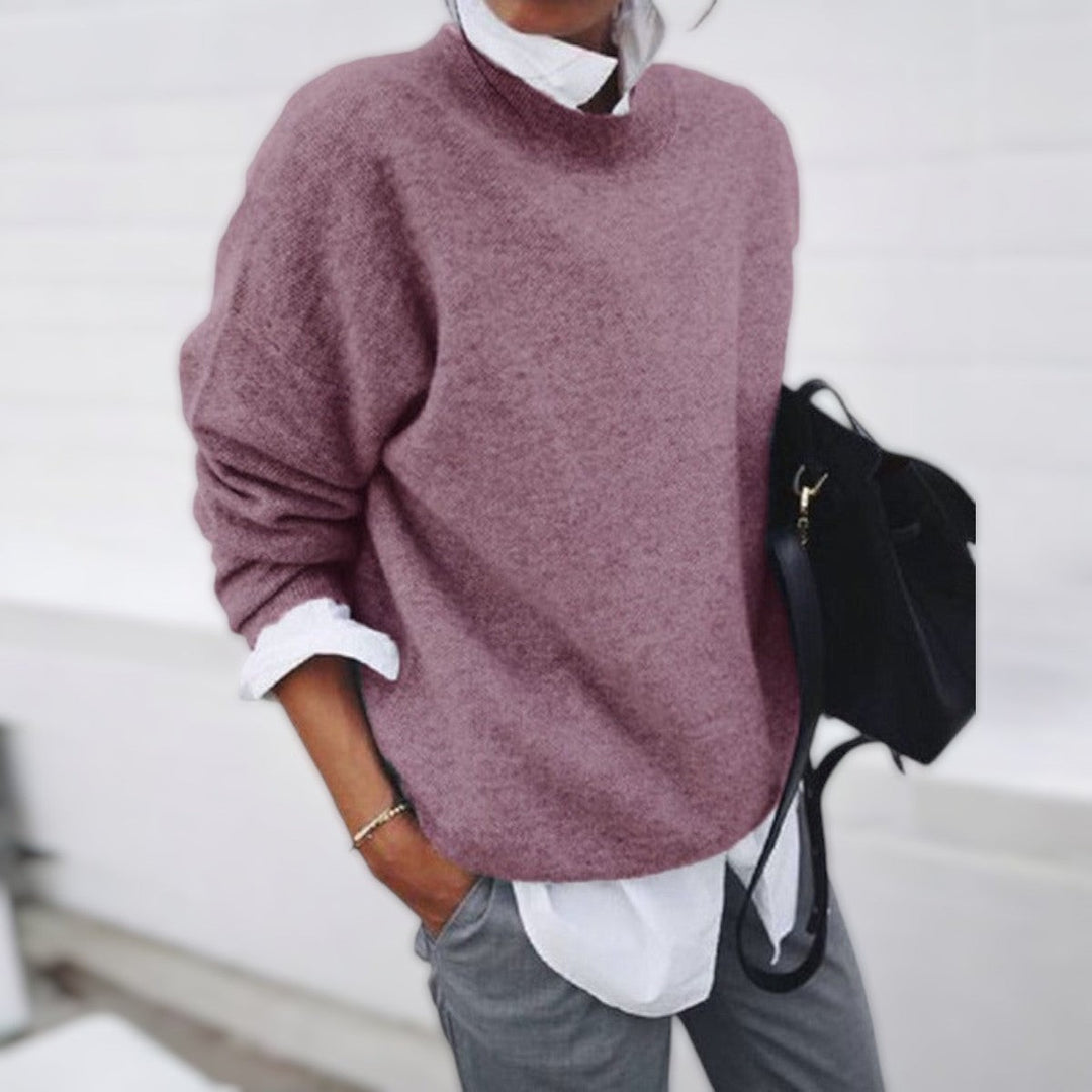 Altrosa Oversize-Pullover mit Stehkragen, kombiniert mit weißem Hemd
