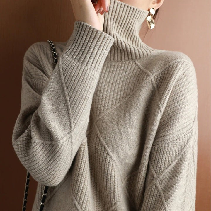 Nahaufnahme taupefarbener Strickpullover mit hohem Rollkragen
