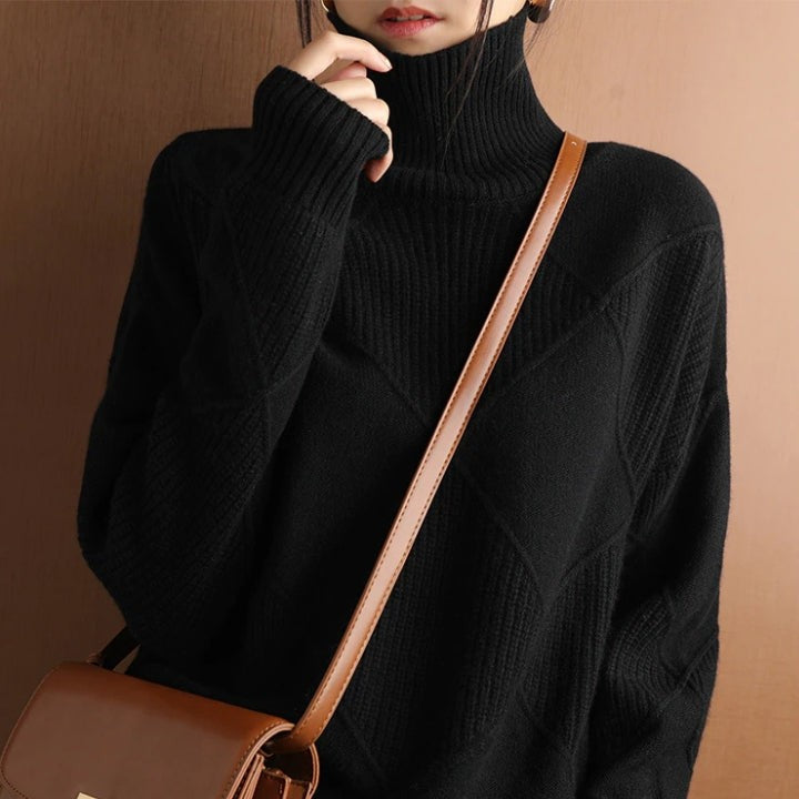 Schwarzer Strickpullover mit Rollkragen und brauner Ledertasche kombiniert