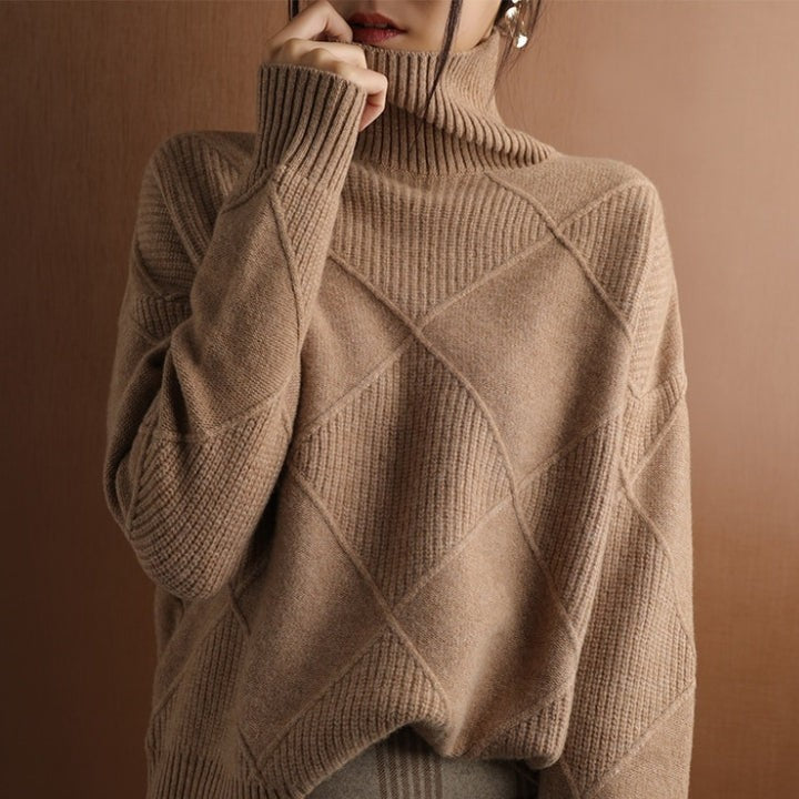 Camelfarbener Strickpullover mit hohem Rollkragen und Rautenstruktur
