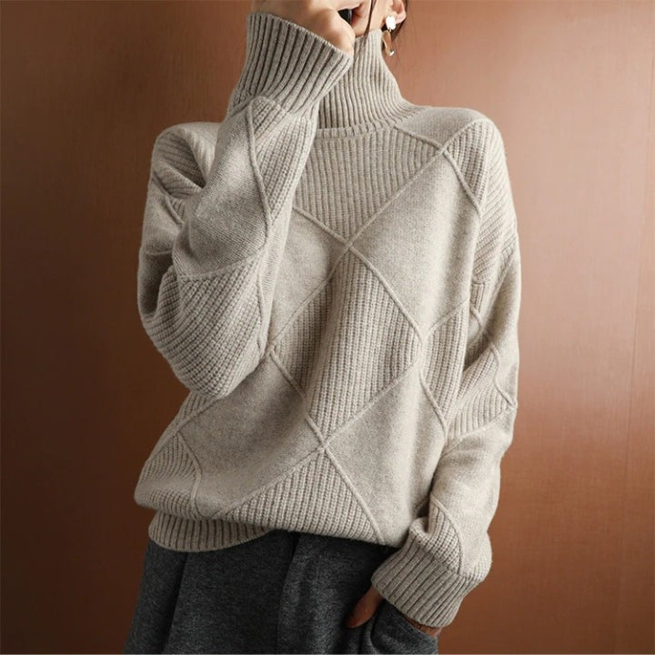 Beiger Rollkragenpullover mit strukturiertem Rautenmuster in Frontalansicht