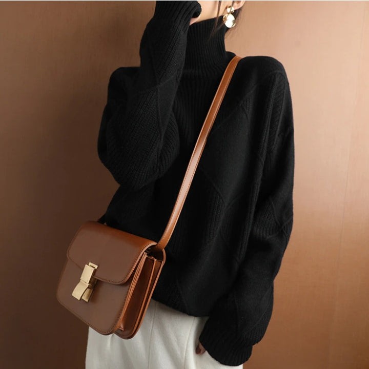 Schwarzer Rollkragenpullover kombiniert mit brauner Crossbody-Tasche