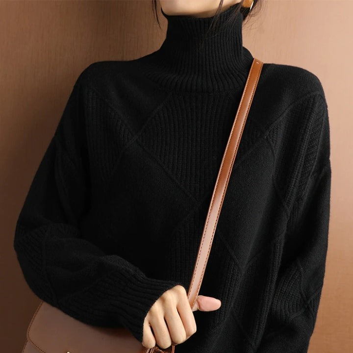 Schwarzer Strickpullover mit Rollkragen und Rautenmuster im Nahblick