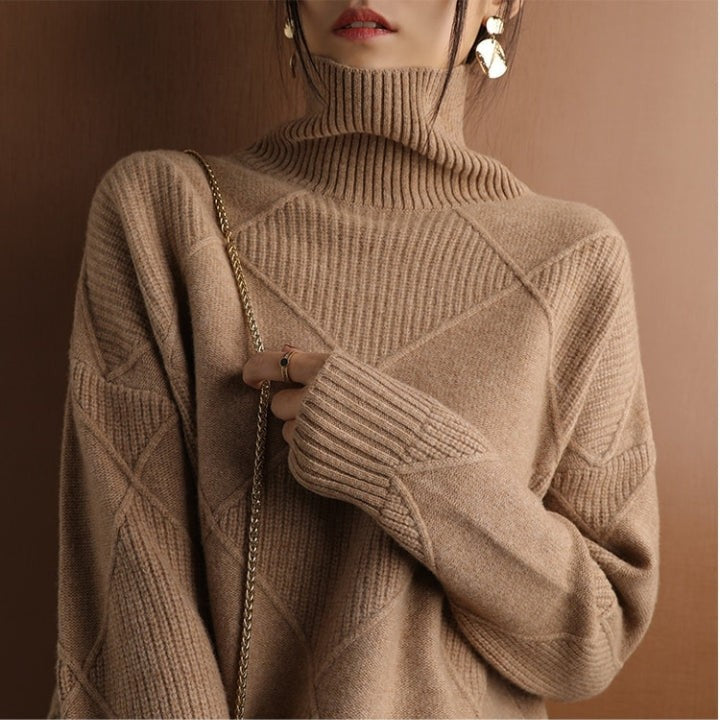 Beiger Rollkragenpullover mit Rautenstrick und goldener Kettentasche