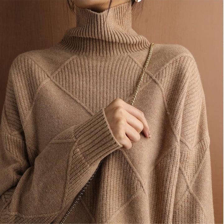 Camelfarbener Strickpullover mit hohem Rollkragen und Taschenkette