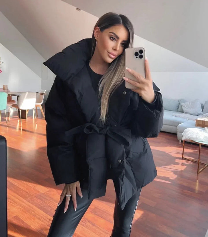 Schwarze wattierte Jacke mit Bindegürtel, Selfie im Wohnzimmer