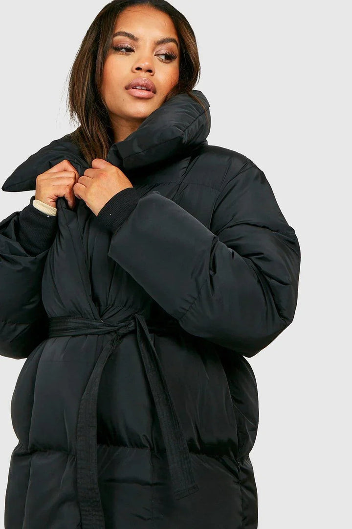 Nahaufnahme schwarze Steppjacke mit hochgeklapptem Kragen und Gürtel
