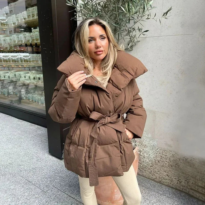 Braune wattierte Winterjacke mit breitem Kragen und Taillengürtel