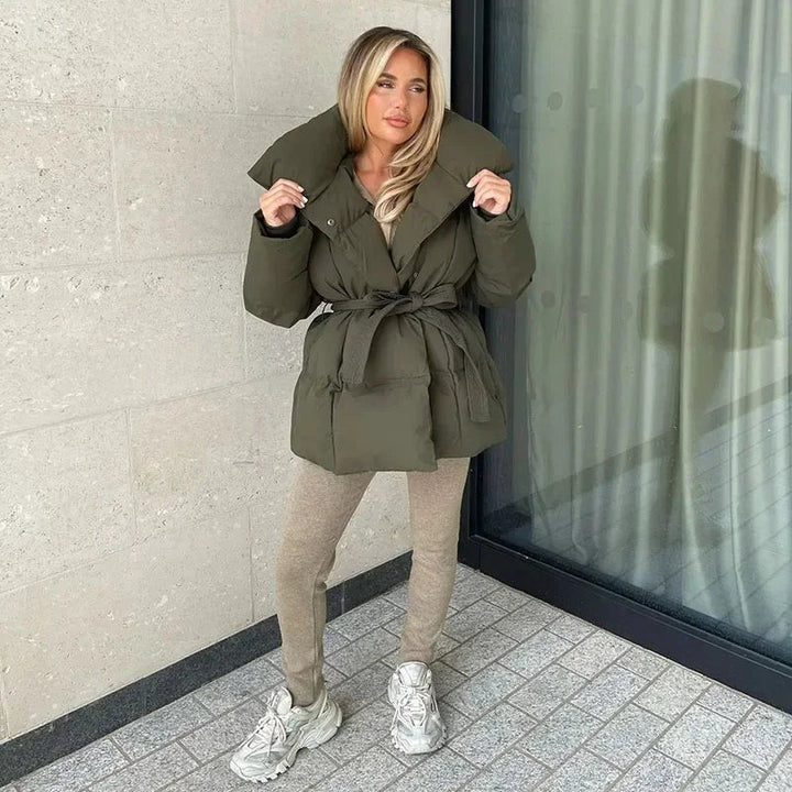 Olivgrüne Steppjacke mit Stehkragen, an den Ecken hochgeklappt getragen