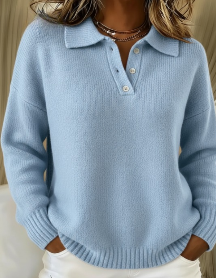 Hellblauer Strickpullover mit Polokragen und Knopfleiste, oversized geschnitten