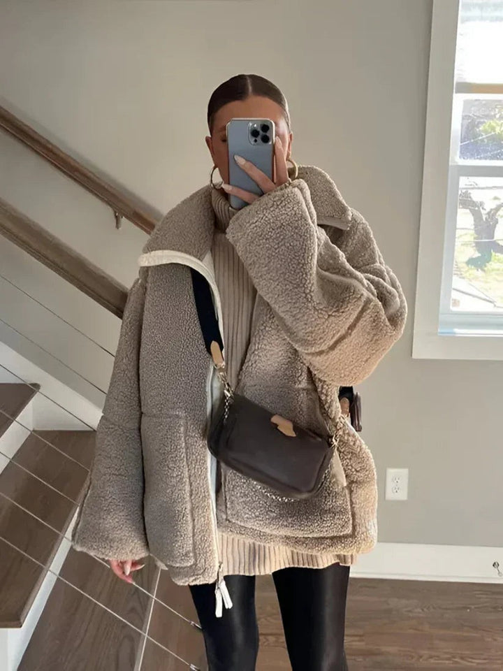 Taupe Teddyjacke mit weißem Reißverschluss im Spiegel-Outfit-Look