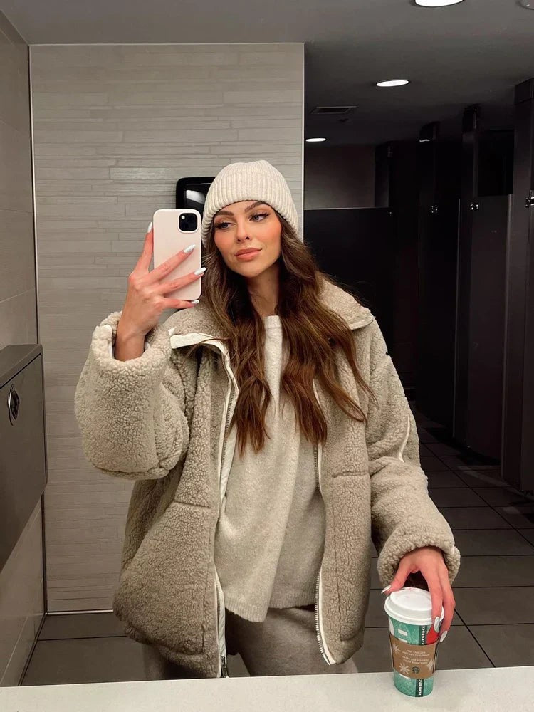 Beige Oversized Teddyjacke kombiniert mit Strickpullover und Beanie