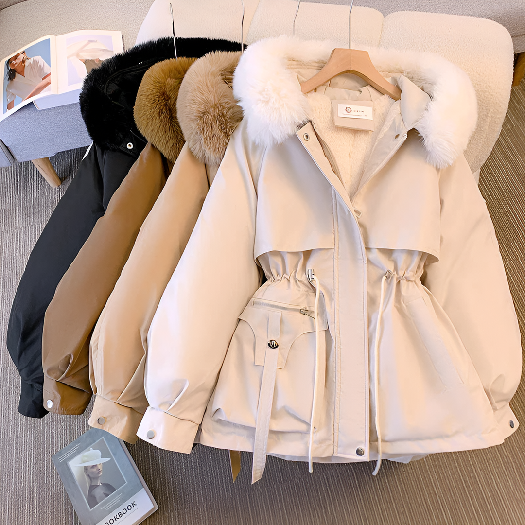 Winterjacken mit Fellkapuze in Schwarz, Beige und Creme nebeneinander auf Kleiderbügeln