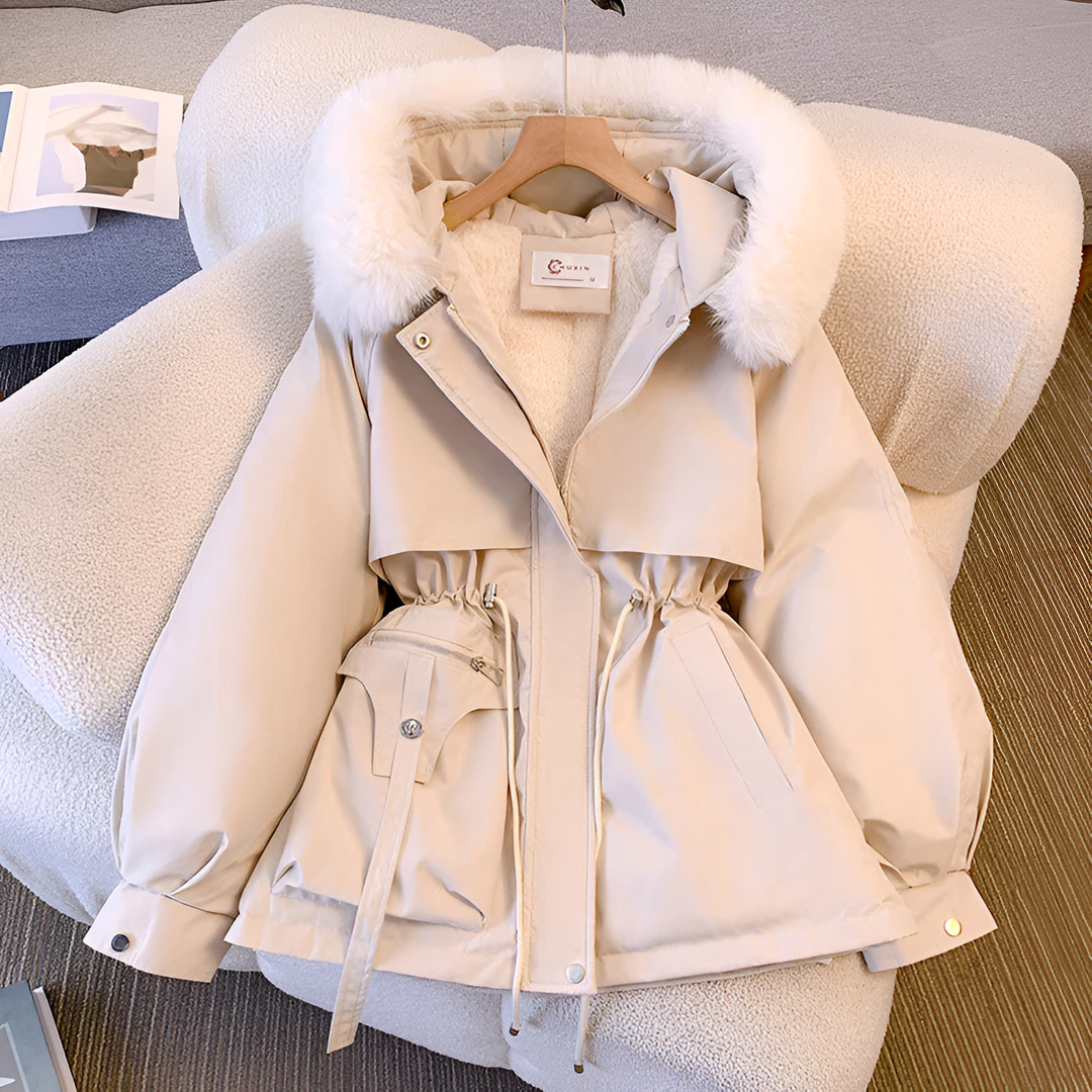Cremefarbene Winterjacke mit Kapuze und flauschigem Fellkragen auf Kleiderbügel