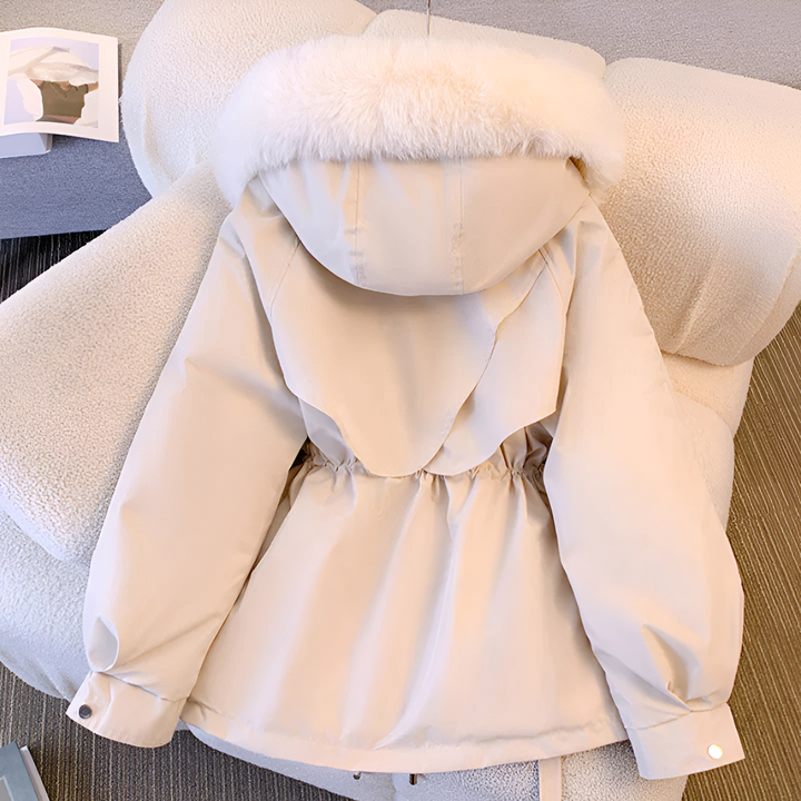 Rückansicht einer cremefarbenen Winterjacke mit Kapuze und elastischer Taille
