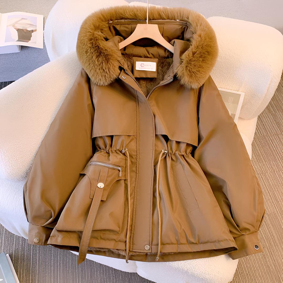 Karamellbraune Winterjacke mit Fellkapuze und aufgesetzter Tasche vorne