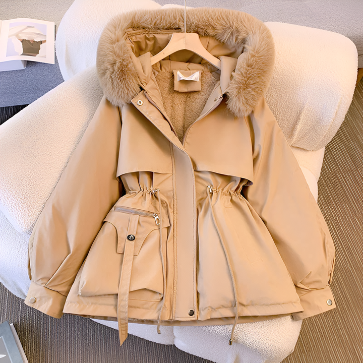 Beige Winterjacke mit Fellkragen, Kapuze und tailliertem Schnitt