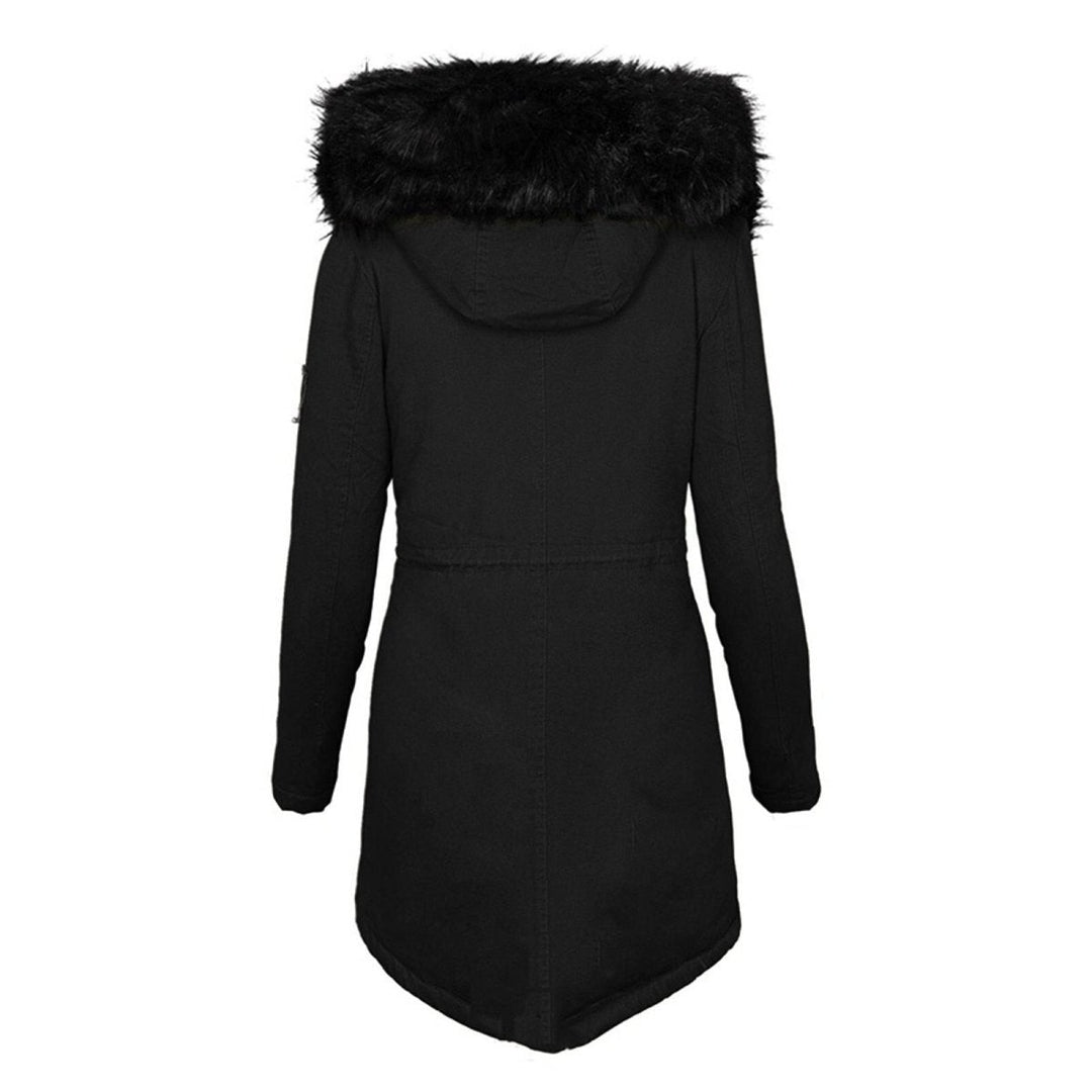 Rückansicht schwarzer Winterjacke mit üppigem Fellkragen und Kapuze