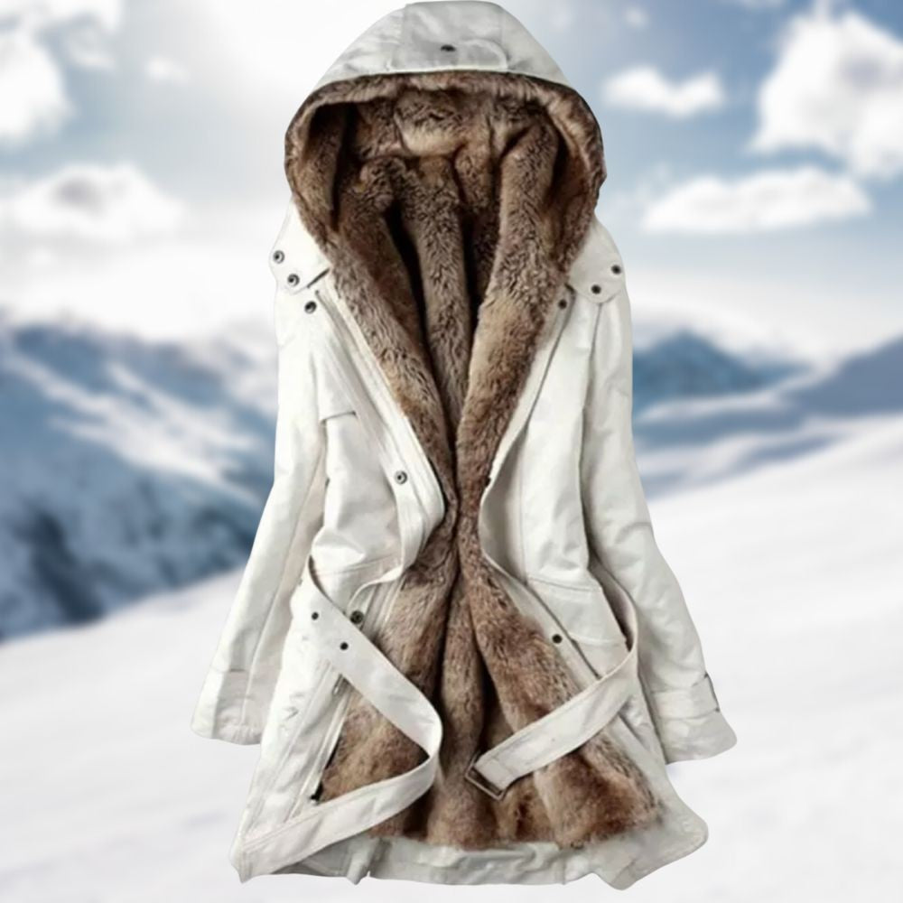Weißer Damen-Parka mit Kapuze und Kunstfell-Innenfutter im Schnee