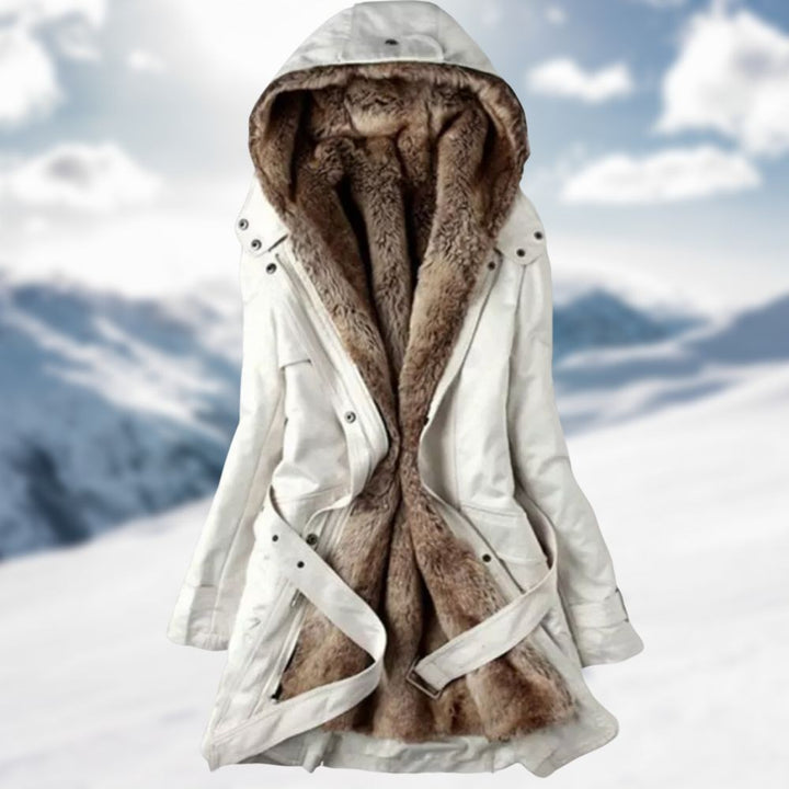 Weißer Damen-Parka mit Kapuze und Kunstfell-Innenfutter im Schnee