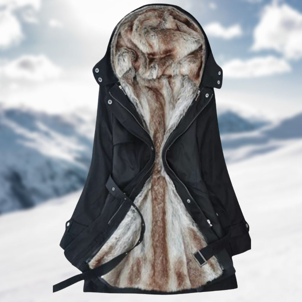 Schwarzer Winterparka mit Fellkapuze und Zipper vor Schneelandschaft